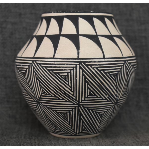 ACOMA POTTERY VASE (EVENING STAR)