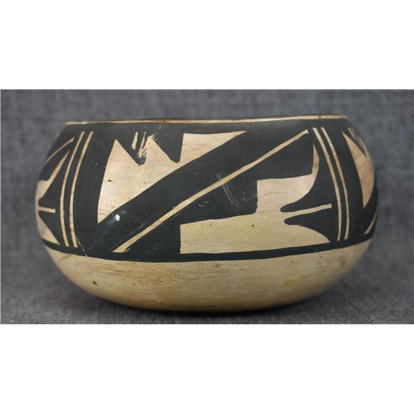 ZUNI POTTERY (ANDERSON PEYNETSA)