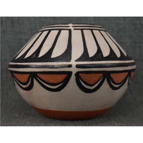 SANTO DOMINGO POTTERY JAR (ROBERT TENORIO)