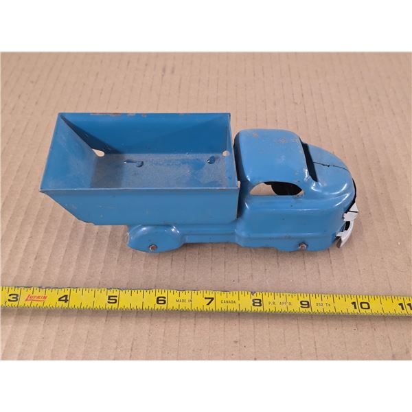 Tin toy dump truck-6"L