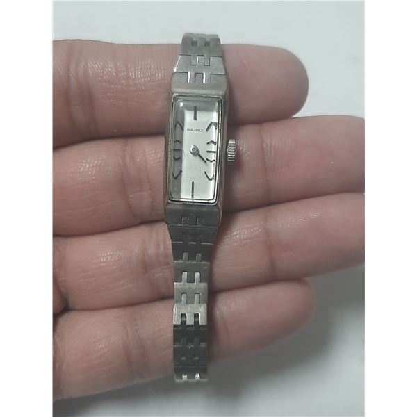 NICE VINTAGE LADIES SEIKO WATCH, MAN WIND , RUNS