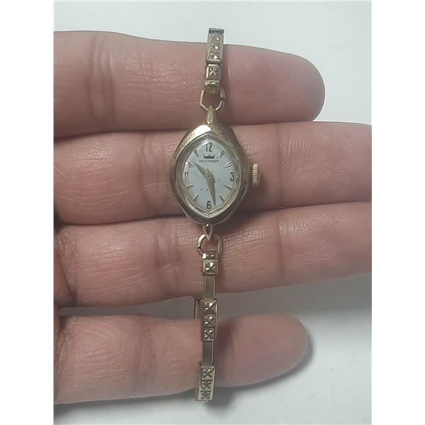 NICE VINTAGE LADIES WESTPORT WATCH, MAN WIND , RUNS