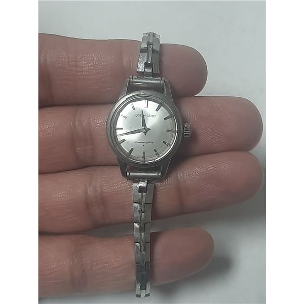 NICE VINTAGE LADIES QUEEN SEIKO WATCH, MAN WIND , RUNS