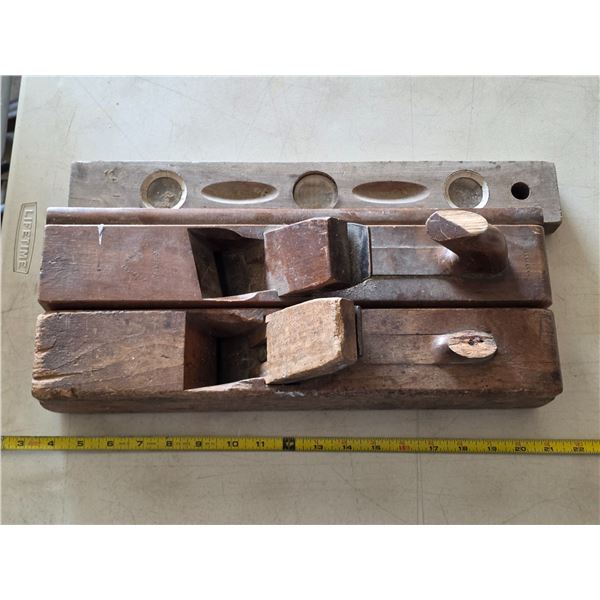 2 wood block planes and level