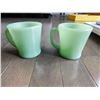 Image 2 : PAIR OF JADEITE D-HANDLE RESTAURANT WARE FIRE KING MUGS, NO CHIPS