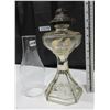 Image 4 : #2 Colonial Coal Oil Lamp with Chimney