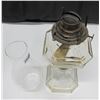 Image 5 : #2 Colonial Coal Oil Lamp with Chimney