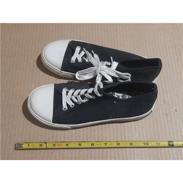 Air Walk Black and White Runners - Size 8.