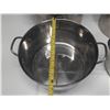Image 5 : Lot of different sizes of pots.