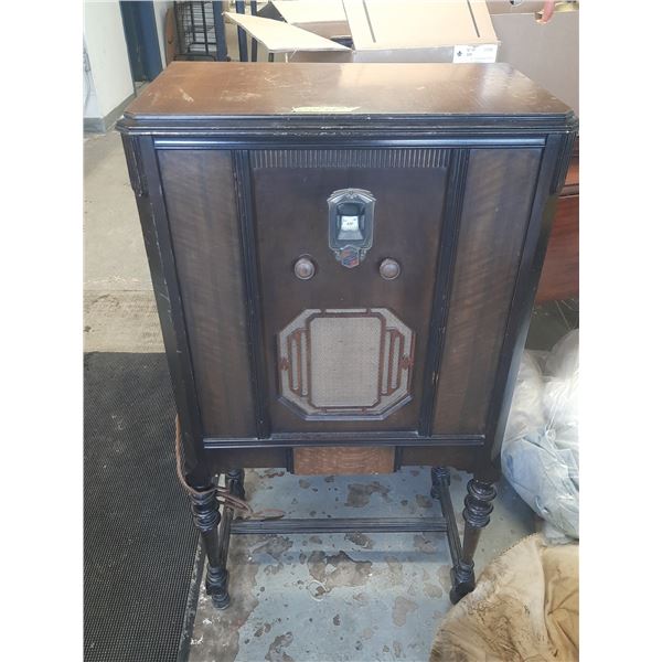 Antique Radio. (Height  42")