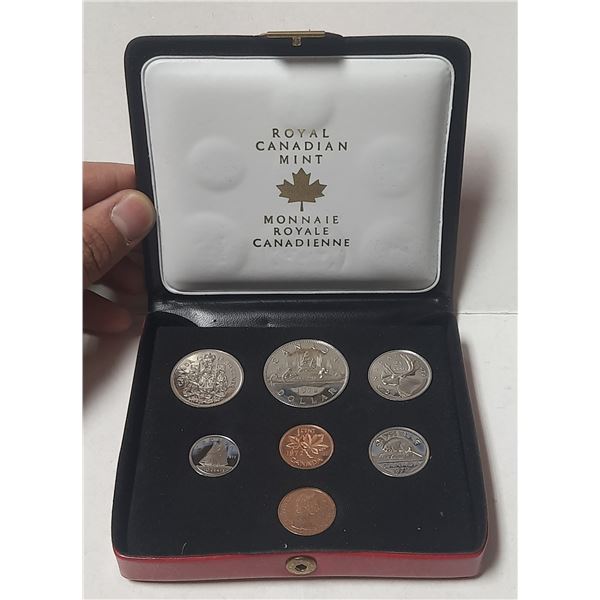 1972 Double Custom set with 2 Cents. BU finish. Housed in its original red case with Canada[x=#8217/