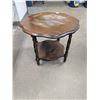 Image 1 : Small Round End Table or Plant Stand 19"x22"x21"