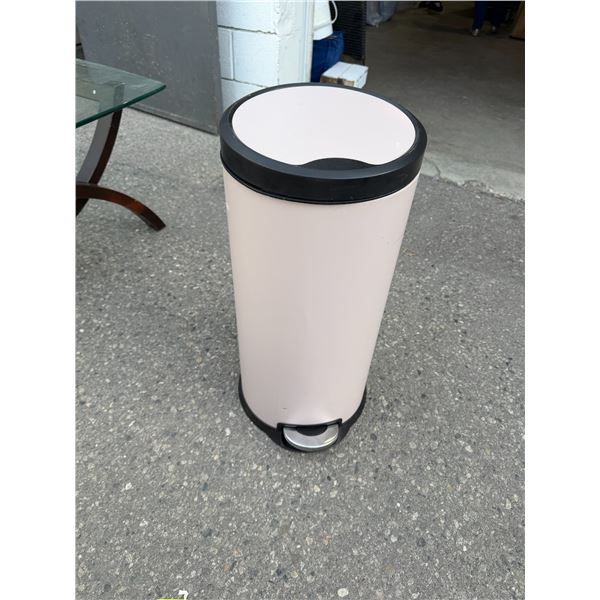 Step garbage can