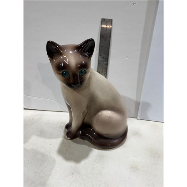 ALOOBACA Portugal cat statue has flea bites on ears
