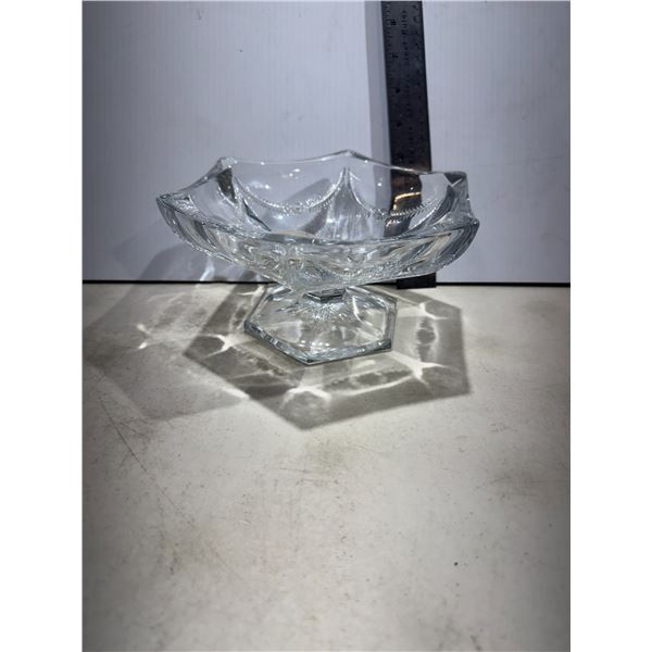 Pedestal glass bowl