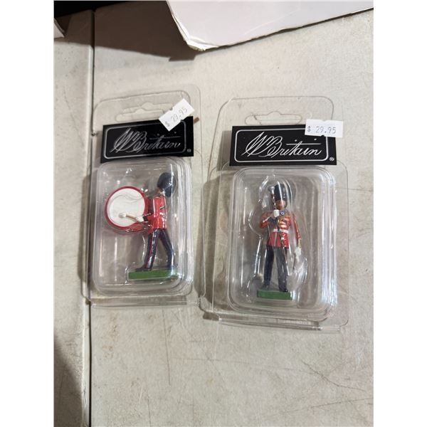 Guardsman, drum, major and guardsman base drum figures