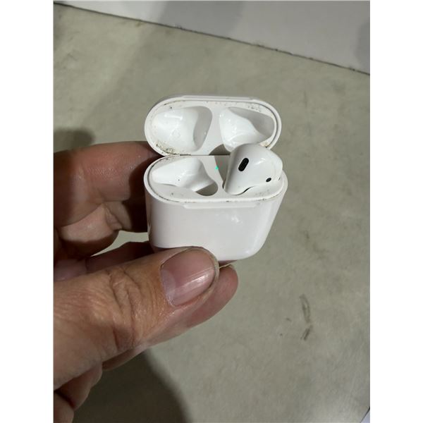 Apple AirPod Case C/W left AirPod