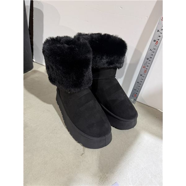 Black winter UGGS size 8.5