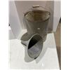 Image 1 : Bucket and oil funnel