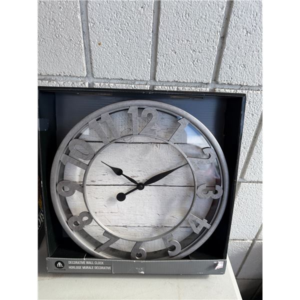 Decorative wall clock