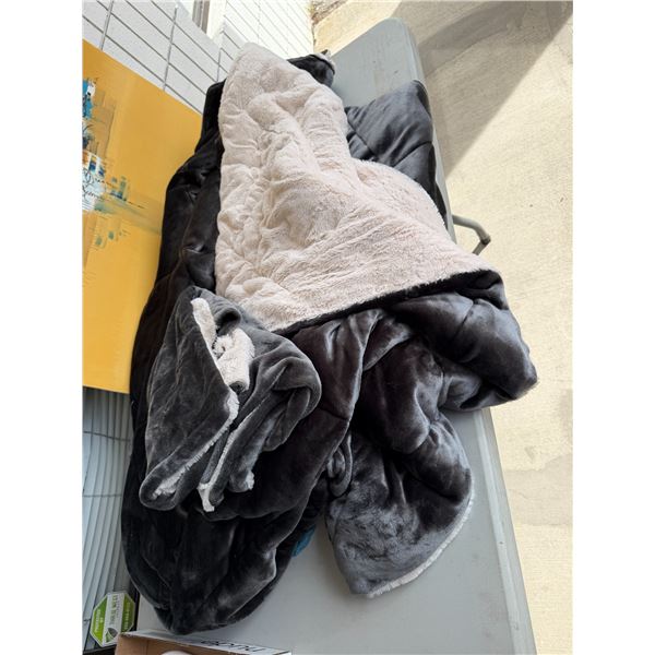 Blanket and pillowcases