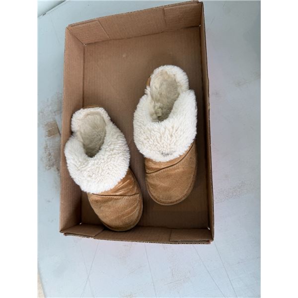 Nuknuuk slippers size 7