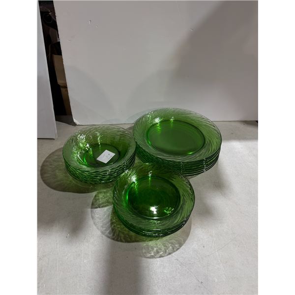 22 piece green Pyrex glass dinnerware