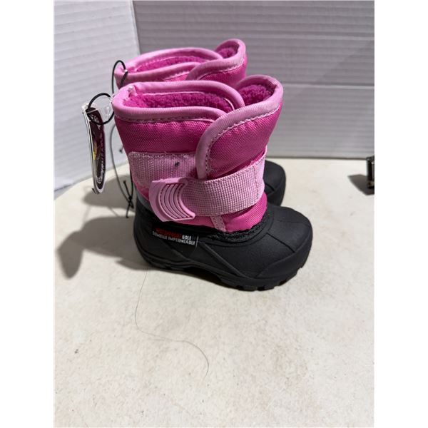 NWT boots toddler  size 4
