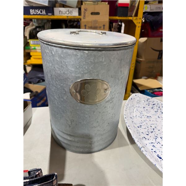 Pet food container