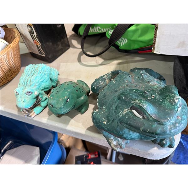 Three frog decor
