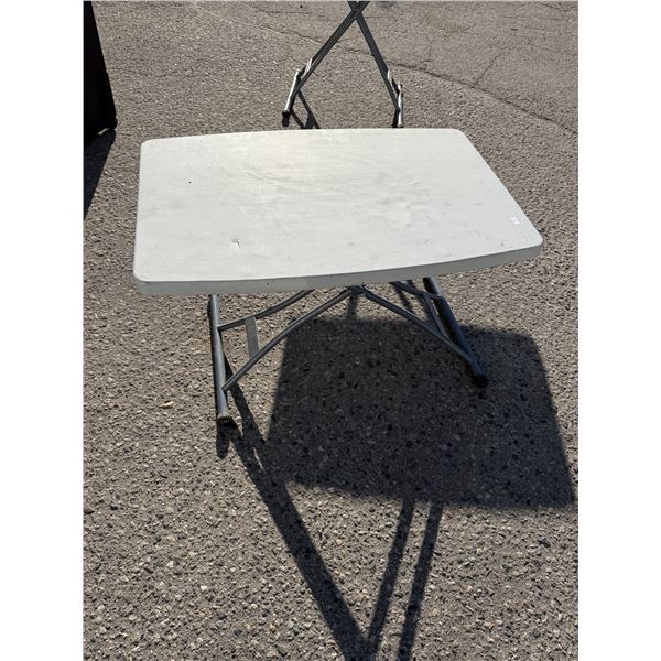 Folding table