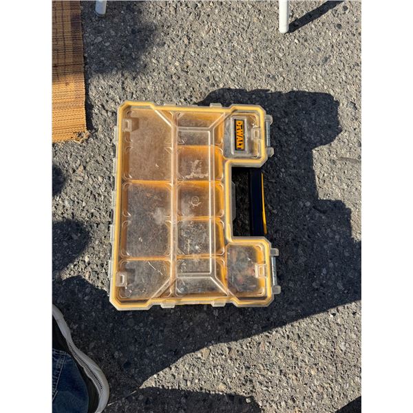 DeWalt, spare pack and content