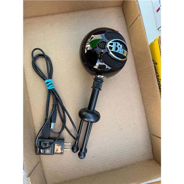 Snowball the bat blue speaker microphone