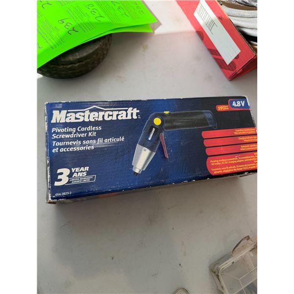 Pivoting cordless screwdriver