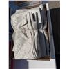 Image 1 : Tablecloth and napkins