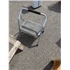 Image 1 : Rubbermaid step