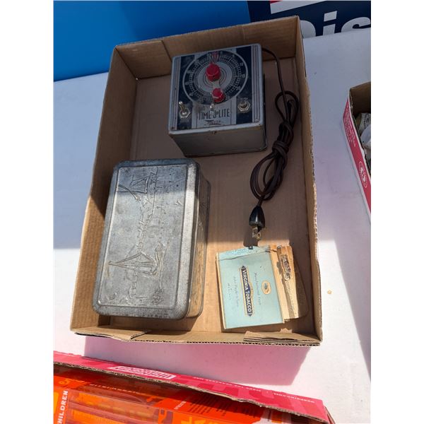 Tempo, light and vintage tins