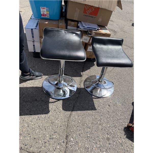 2 height adjustable stools