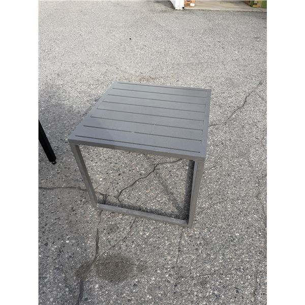 Patio side 21" x 21"