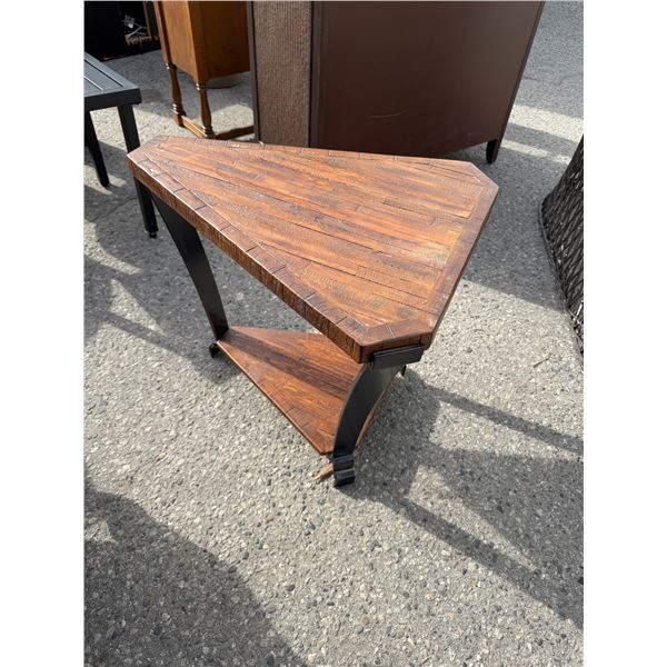 Accent table