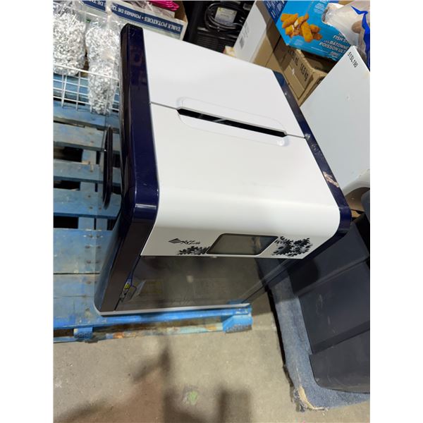 XYZ DaVinci 1.1 Plus 3D Printer. Powers on Untested