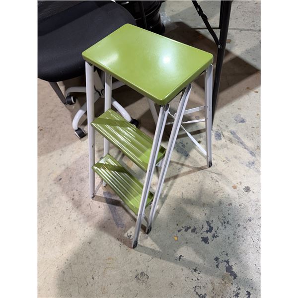 Folding step ladder