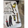 Image 1 : Tools and tape measures