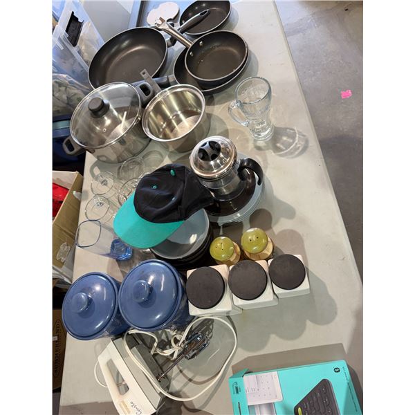 Assorted kitchen items