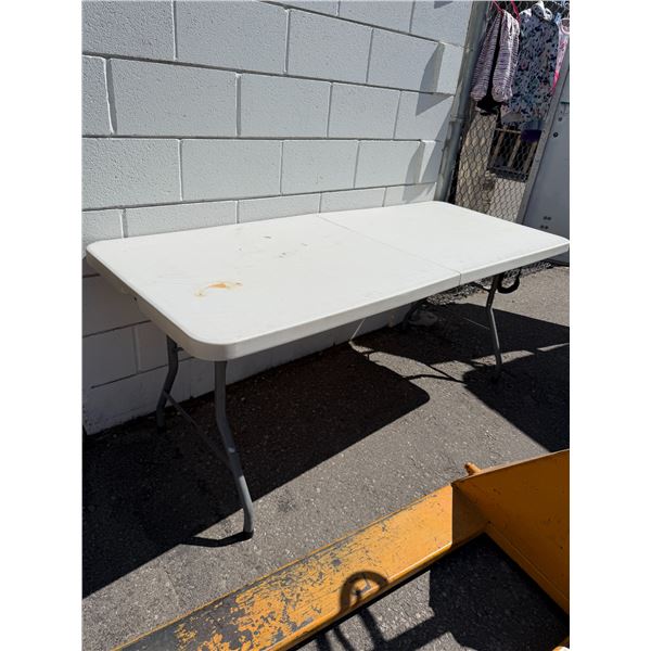 Folding table