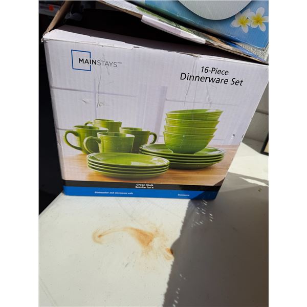 Dinnerware set