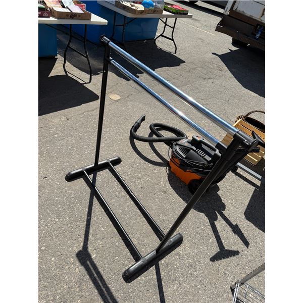 Adjustable clothing rack