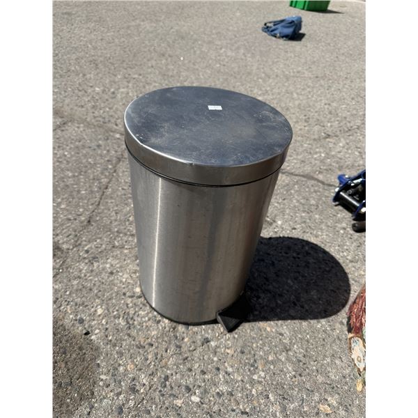 Garbage can