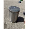 Image 1 : Garbage can