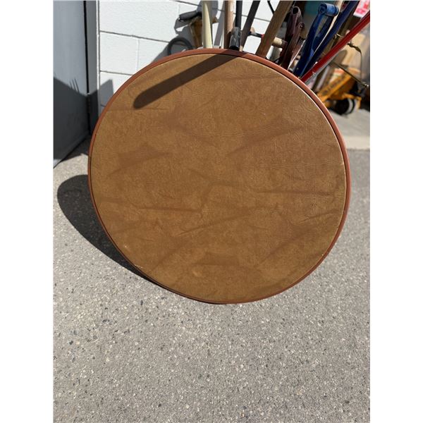 Round folding table